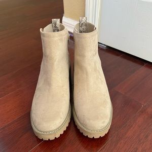 UNIVERSAL THREAD Women’s Taci Pull-on Ankle Boot- Size 10